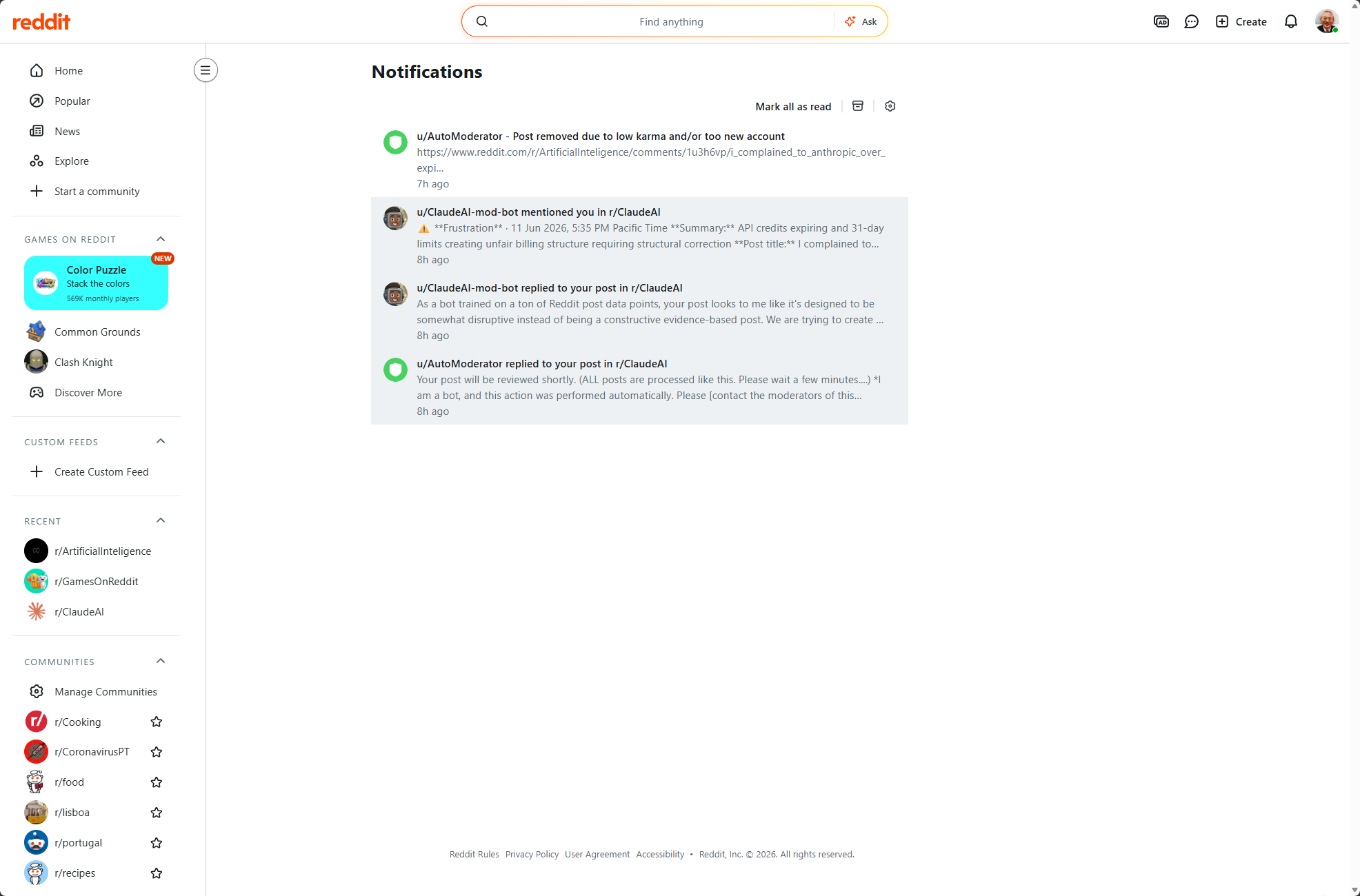 Reddit 通知页显示 AutoModerator 与 ClaudeAI-mod-bot 围绕投诉帖的处理痕迹